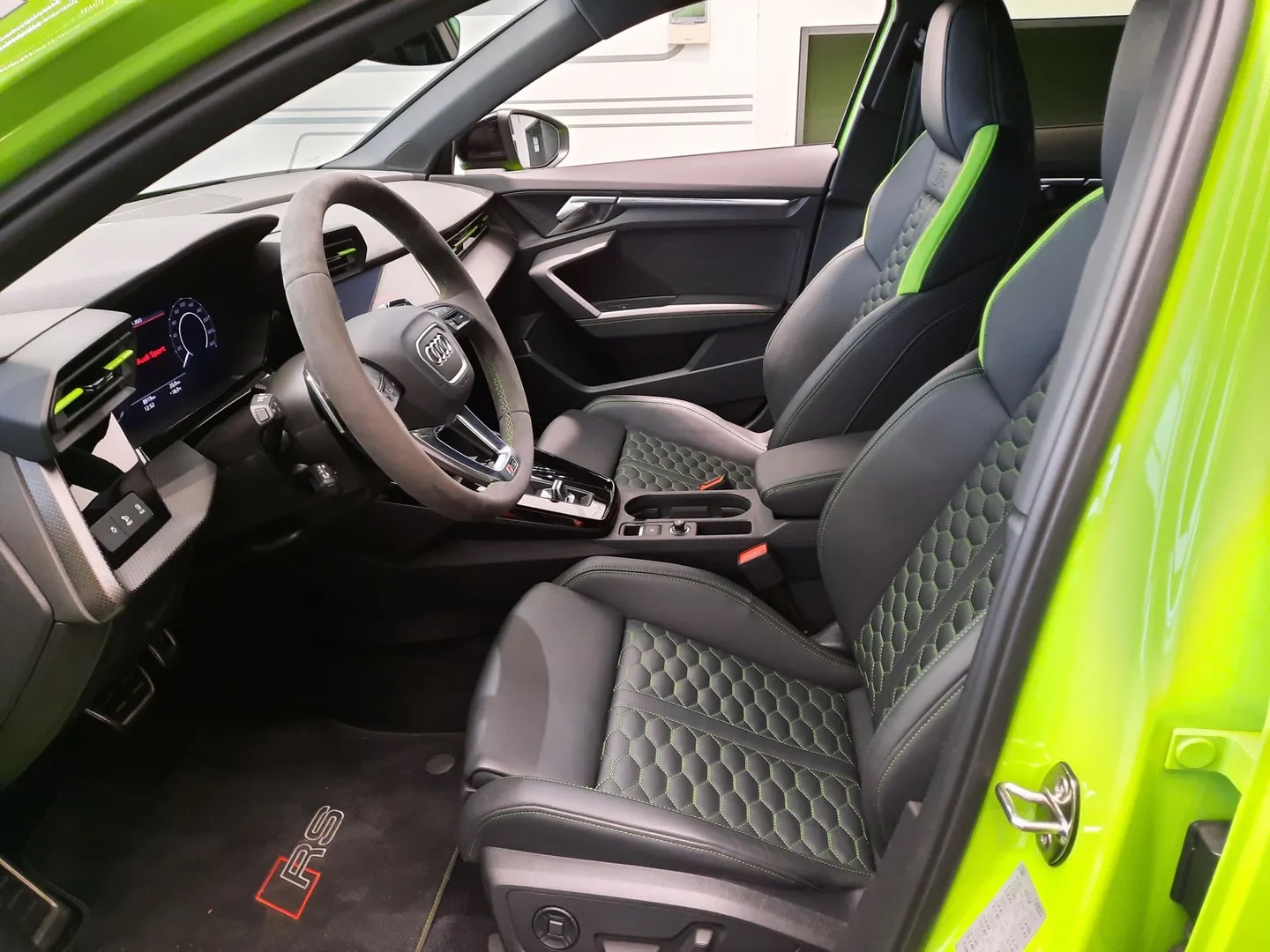 Audi RS3 Sportback | supersportovní hatchback | české předváděcí auto | skladem ihned k předání | výkon 400 koní | zelená kyalami | maximální výbava | super cena | nákup online | auto eshop | AUTOiBUY.com